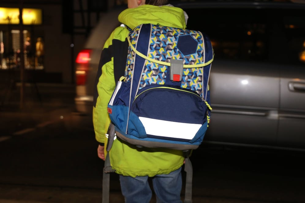 Einen dunklen Schulweg wie diesen müssen viele Kinder täglich gehen (Archivbild): Der elfjährige Jakob muss einen besonders gefährlichen Weg laufen, meinen seine Eltern.