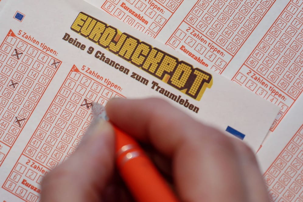 Ein Spieler füllt einen Lottoschein des Eurojackpot aus (Symbolbild): Fast hätte der Mann aus Hannover die 93 Millionen gekackt.