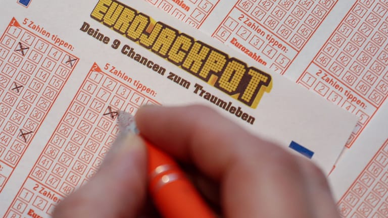 Ein Spieler füllt einen Lottoschein des Eurojackpot aus (Symbolbild): Fast hätte der Mann aus Hannover die 93 Millionen gekackt.
