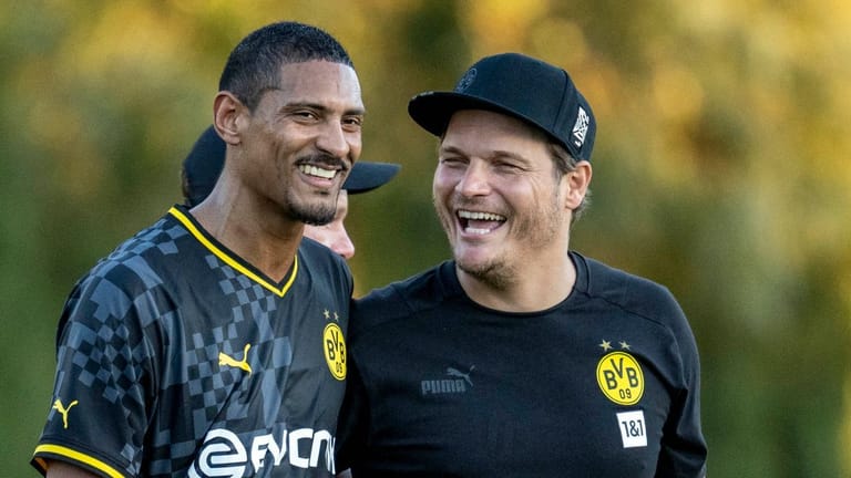 Sébastien Haller (l.) mit BVB-Trainer Edin Terzic: Der Stürmer feierte sein Comeback nach einer Krebs-Behandlung.