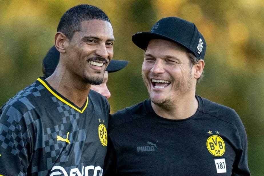 Sébastien Haller (l.) mit BVB-Trainer Edin Terzic: Der Stürmer feierte sein Comeback nach einer Krebs-Behandlung.
