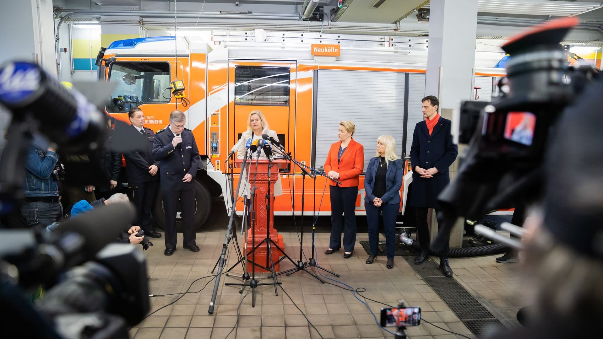 Politiker besuchen Neuköllner Feuerwache