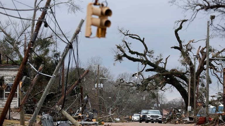 Umgestürzte Bäume und Stromleitungen in Selma, Alabama: Das Klima in den USA wird immer extremer und gefährlicher.