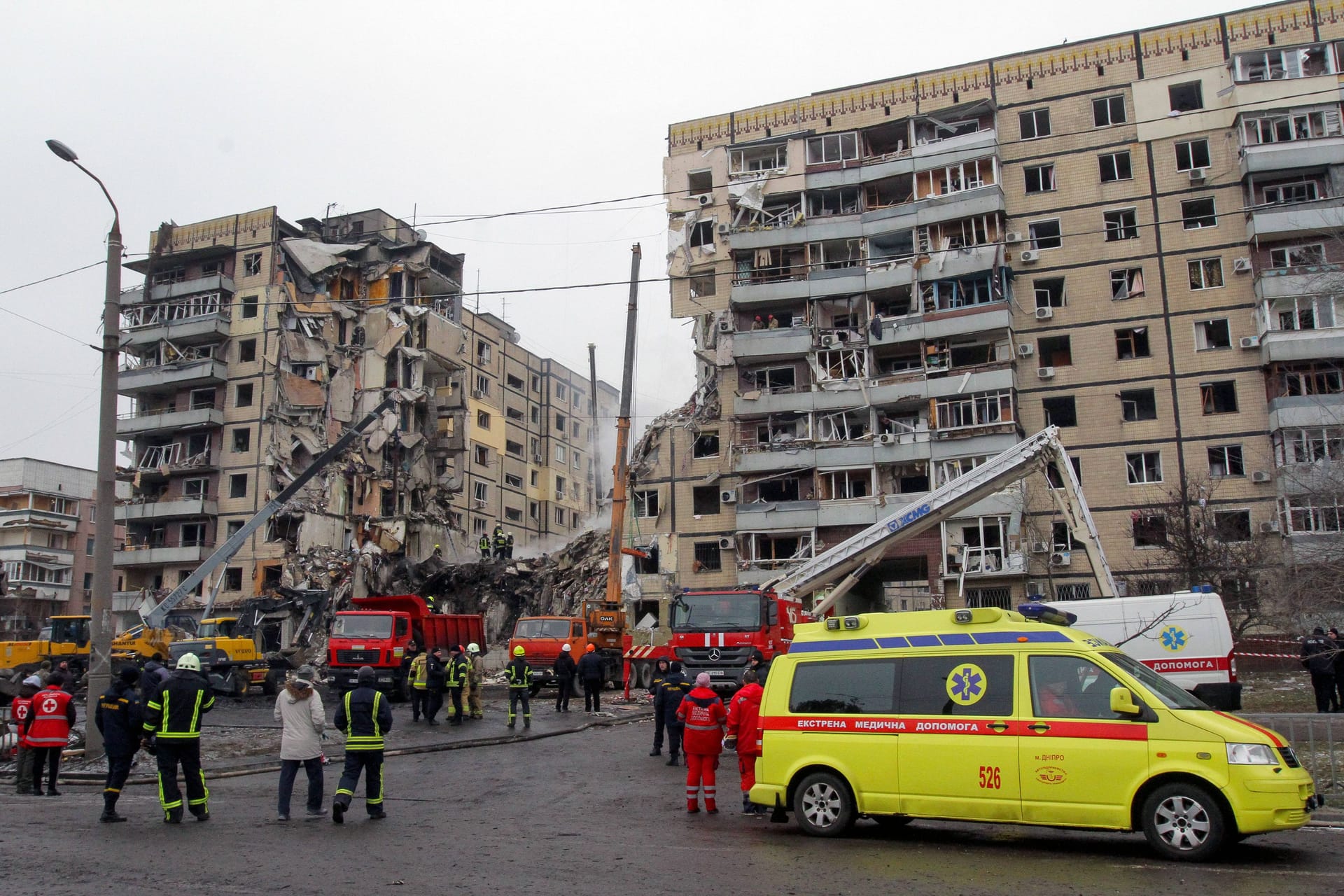 Russische Geschosse treffen immer wieder zivile Ziele wie zuletzt dieses Wohnhaus in Dnipro, wo bisher 40 Tote gezählt wurden.