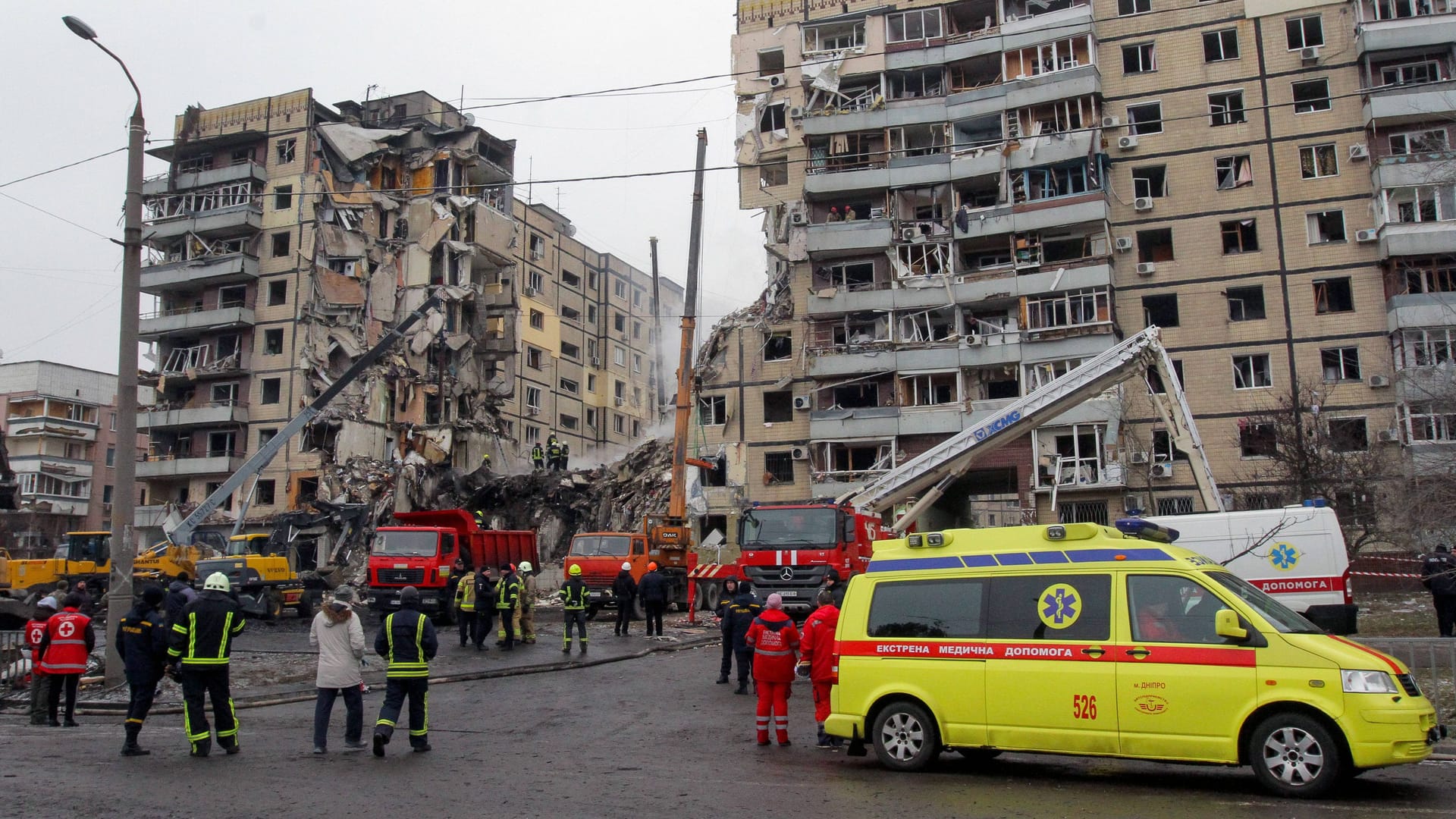 Russische Geschosse treffen immer wieder zivile Ziele wie zuletzt dieses Wohnhaus in Dnipro, wo bisher 40 Tote gezählt wurden.