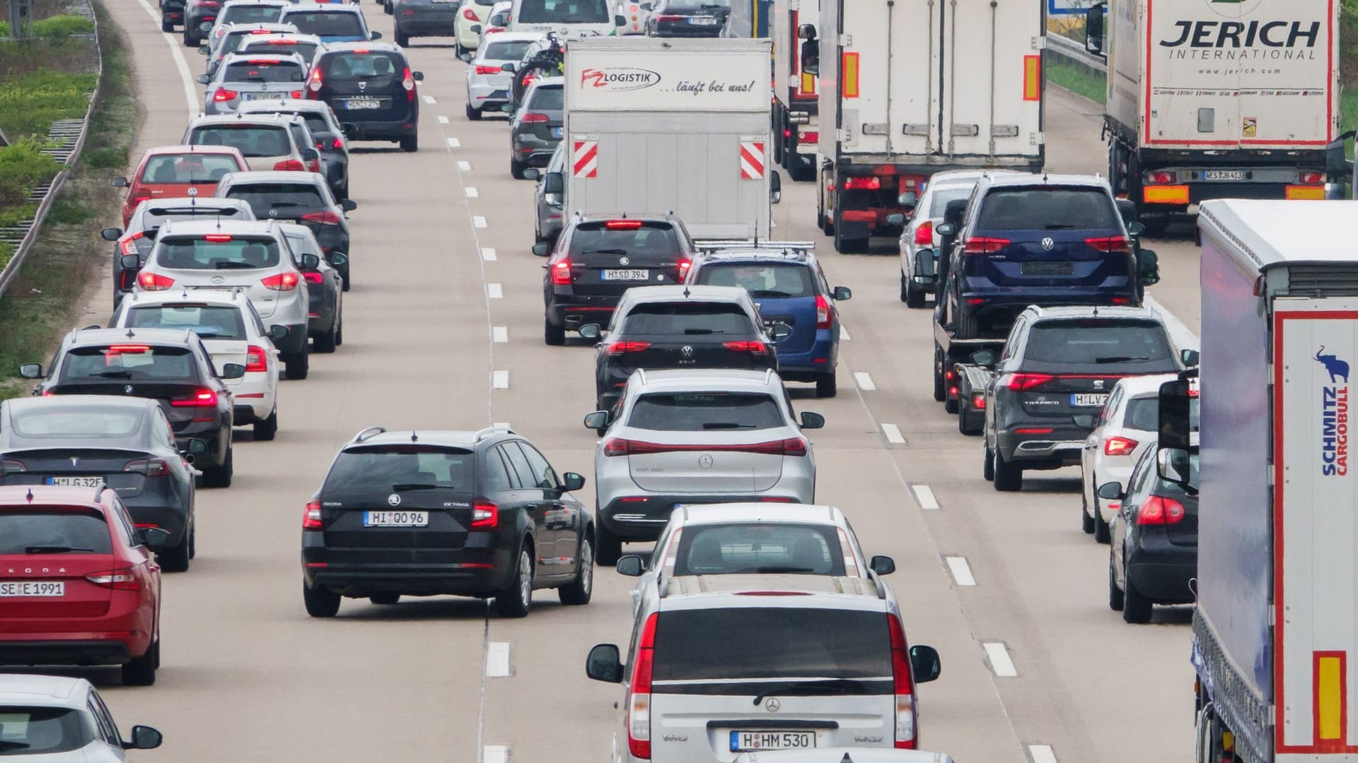 Stau auf einer Autobahn (Symbolfoto): Viele Baumaßnahmen dienten dem Klimaschutz, sagt das Umweltressort. Stau auf einer Autobahn (Symbolfoto): Viele Baumaßnahmen dienten dem Klimaschutz, sagt das Umweltressort.