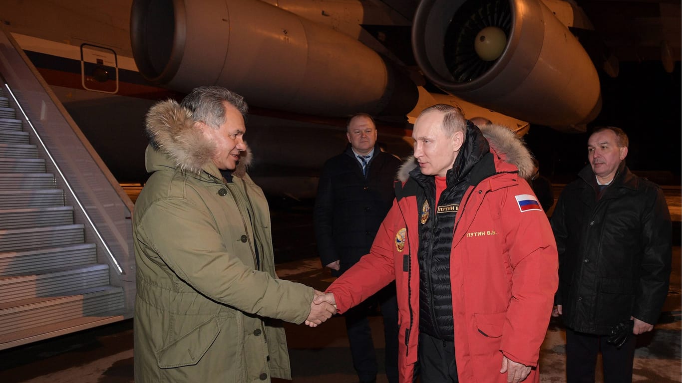Putin besuchte 2017 mit seinem Verteidigungsminister Sergej Shoigu das Arktische Forum in Archangelsk.