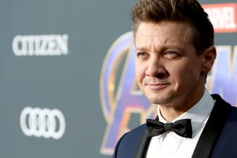 Jeremy Renner: Der Schauspieler hatte einen schweren Unfall.