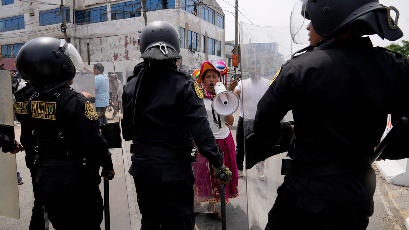 Protest in Lima am Samstag: Die Demonstranten fordern die Auflösung des Parlaments.