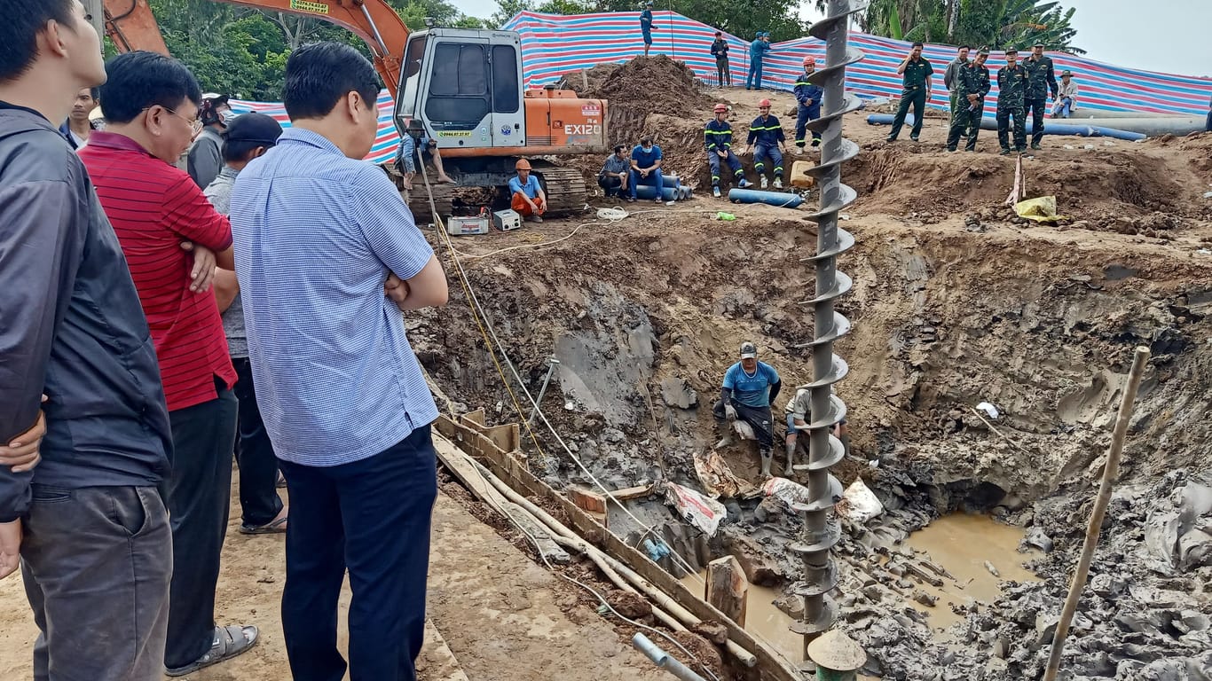 Rettungsarbeiten in Dong Thap: Ein 10-Jähriger ist in einem Betonrohr gefangen.
