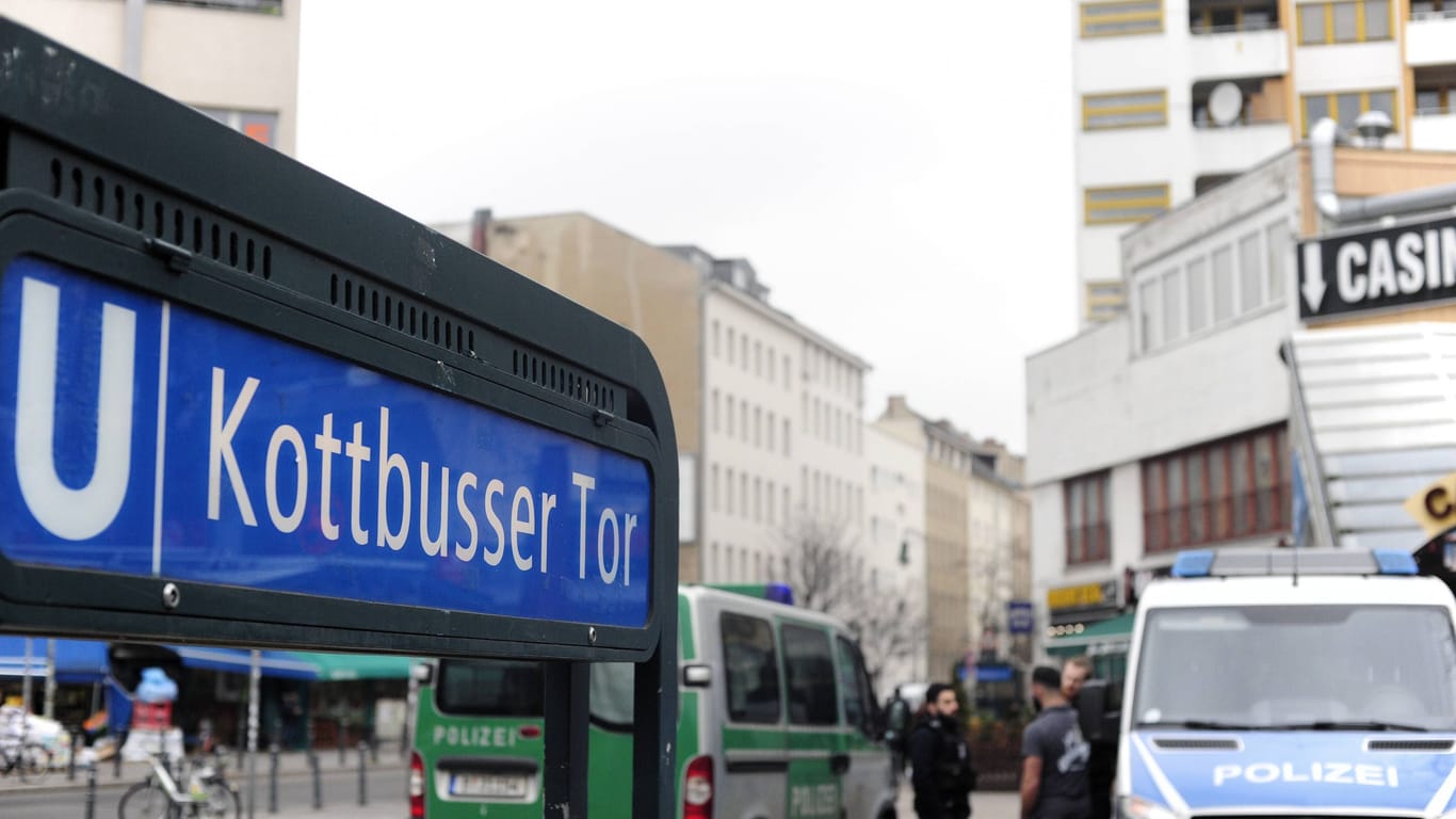 Polizisten am Kottbusser Tor (Archivbild): Anfang Februar soll dort die neue Wache eröffnen.
