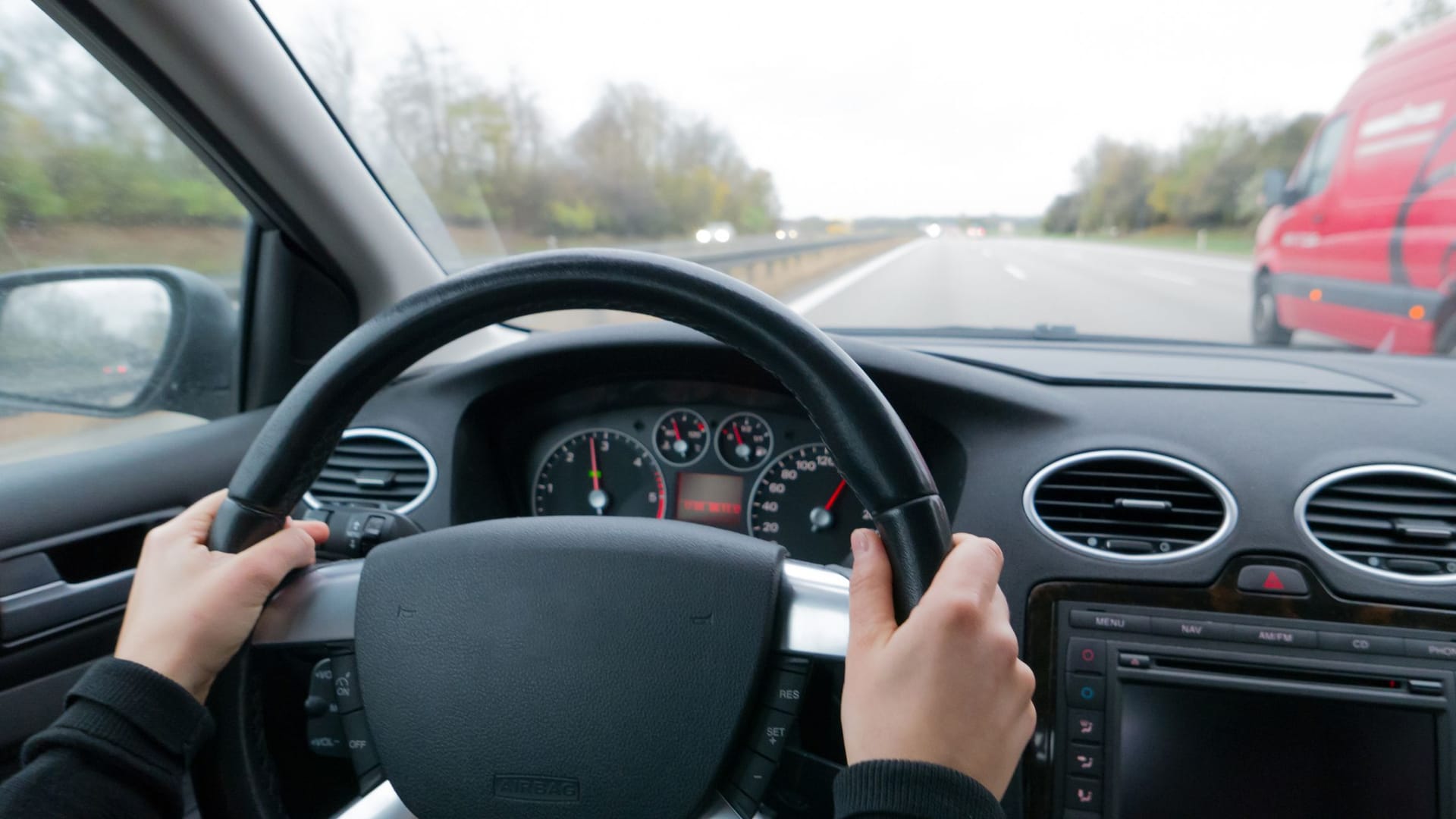 Heikle Situation: Ob es sicher ist, ein Auto zu überholen, bedarf der aufmerksamen Beobachtung und Einschätzung der Verkehrssituation.