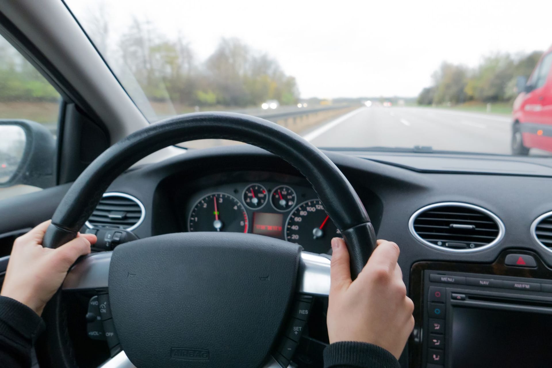 Heikle Situation: Ob es sicher ist, ein Auto zu überholen, bedarf der aufmerksamen Beobachtung und Einschätzung der Verkehrssituation.