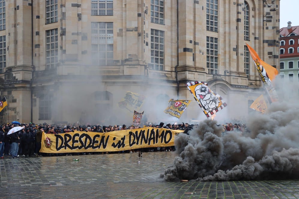Anlässlich des ersten Heimspiels des Jahres marschierten 2.500 Dynamo-Fans von der Innenstadt zum Stadion: Auch vor der Frauenkirche zündeten Fans Pyrotechnik.