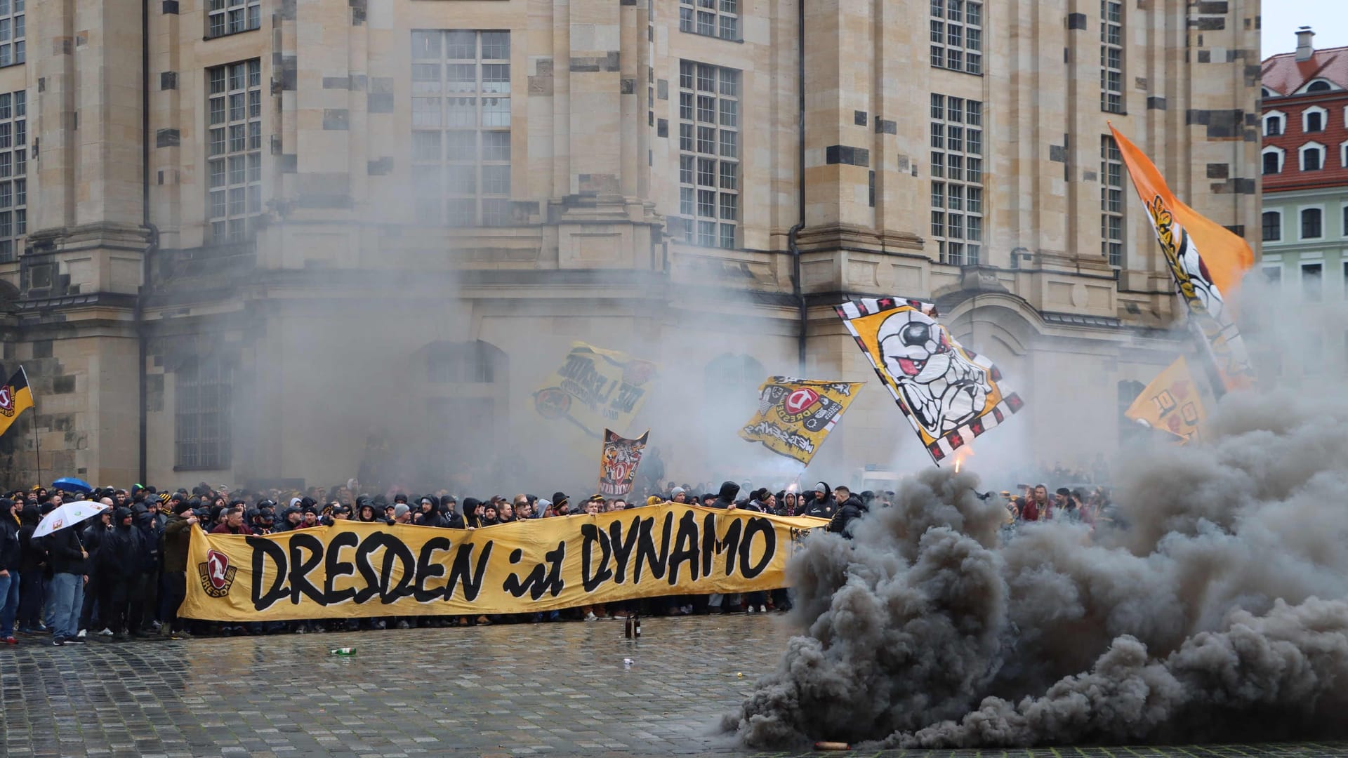 Anlässlich des ersten Heimspiels des Jahres marschierten 2.500 Dynamo-Fans von der Innenstadt zum Stadion: Auch vor der Frauenkirche zündeten Fans Pyrotechnik. Anlässlich des ersten Heimspiels des Jahres marschierten 2.500 Dynamo-Fans von der Innenstadt zum Stadion: Auch vor der Frauenkirche zündeten Fans Pyrotechnik.