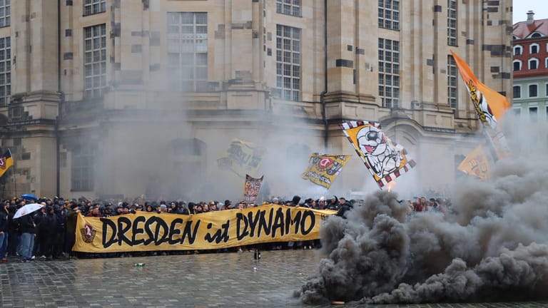 Anlässlich des ersten Heimspiels des Jahres marschierten 2.500 Dynamo-Fans von der Innenstadt zum Stadion: Auch vor der Frauenkirche zündeten Fans Pyrotechnik.