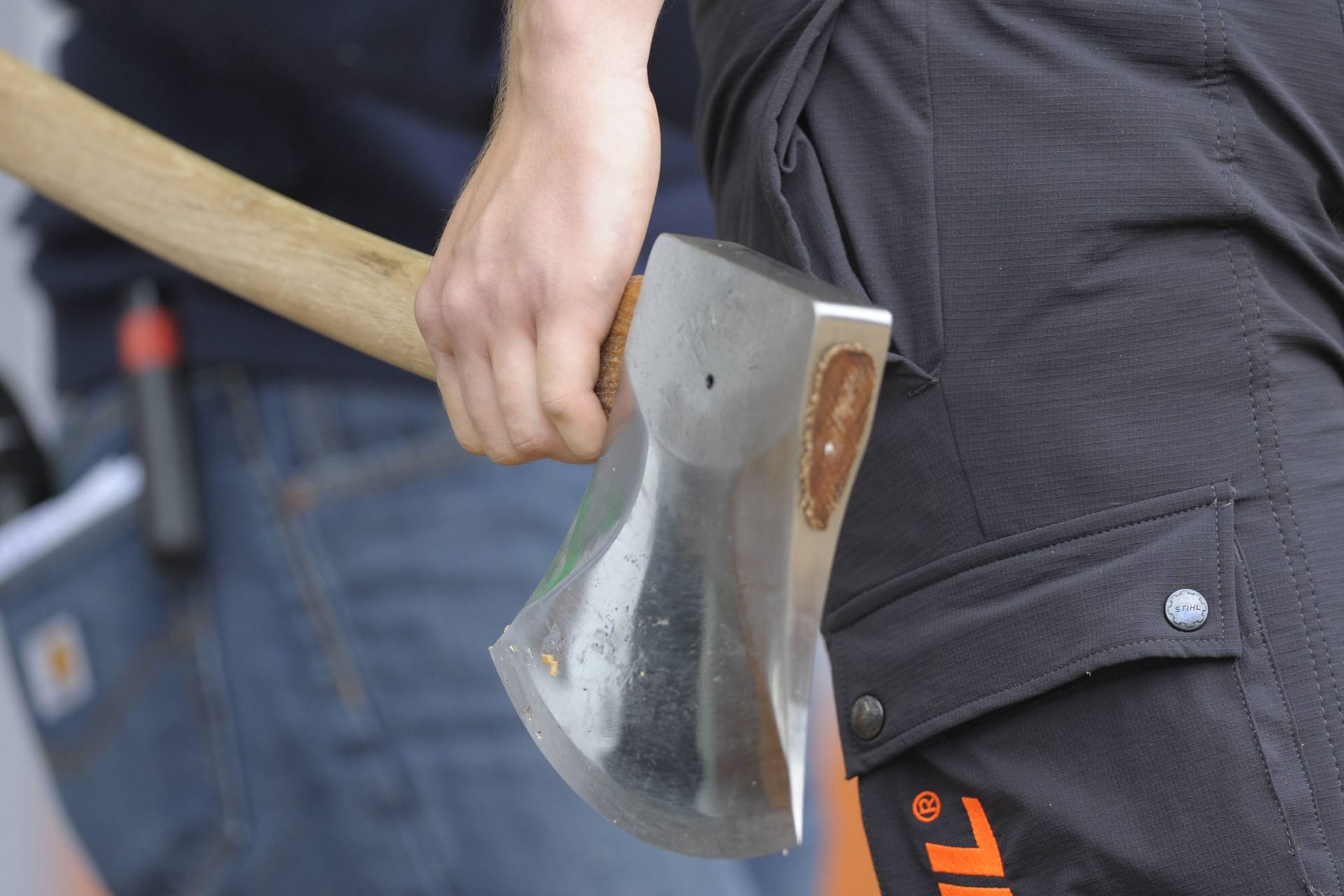 Ein Mann hält eine Axt in der Hand (Symbolfoto): Die Ermittlungen, insbesondere zum Motiv, dauern an.