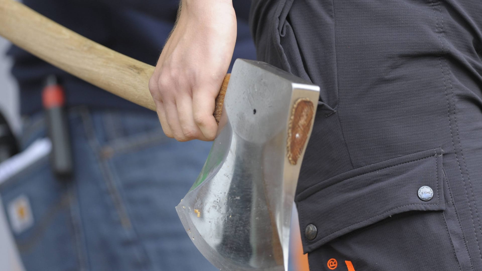 Ein Mann hält eine Axt in der Hand (Symbolfoto): Die Ermittlungen, insbesondere zum Motiv, dauern an. Ein Mann hält eine Axt in der Hand (Symbolfoto): Die Ermittlungen, insbesondere zum Motiv, dauern an.