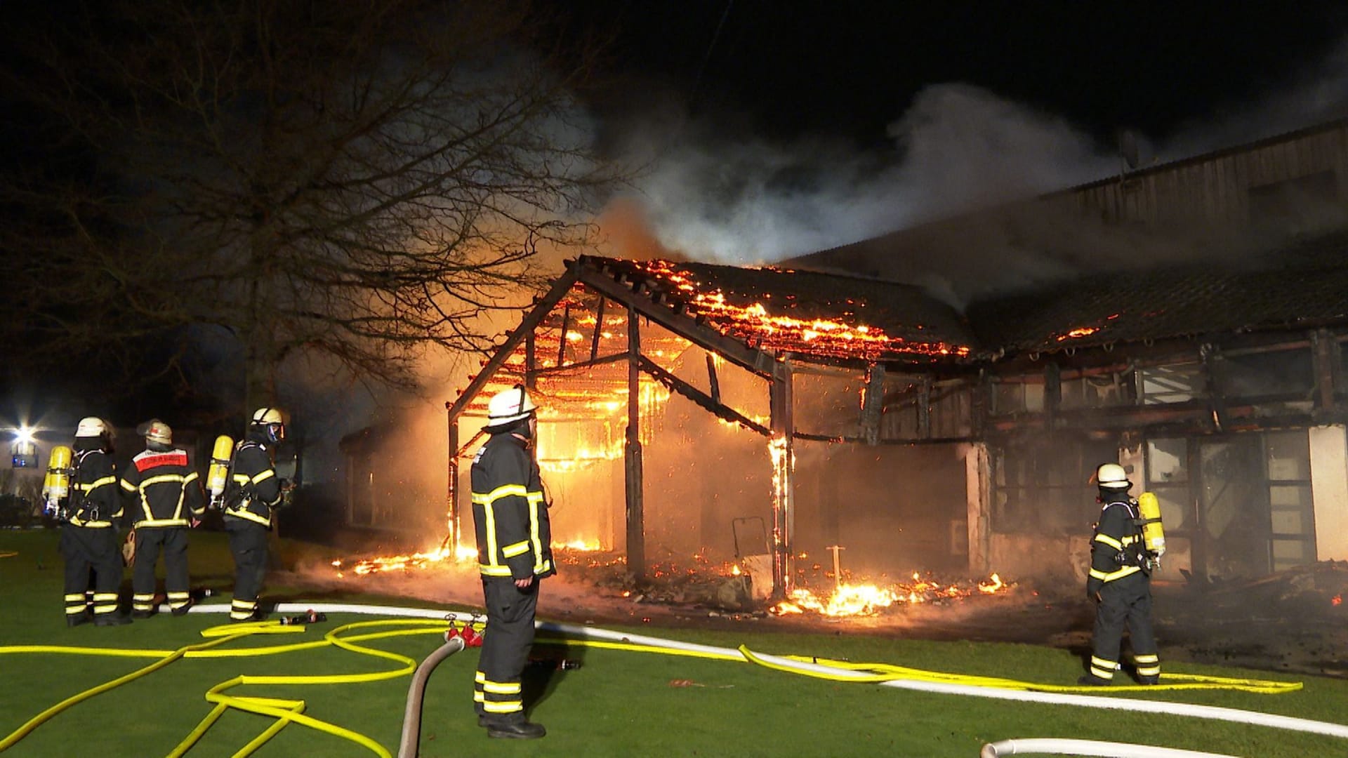 Brennende Halle auf Golfplatz