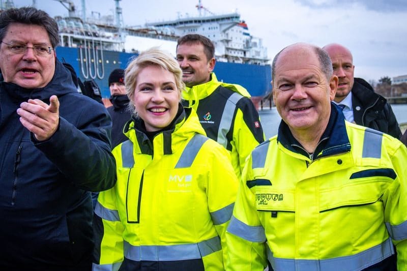 MV-Wirtschaftsminister Reinhard Meyer (v.l.), Ministerpräsidentin Manuela Schwesig und Bundeskanzler Olaf Scholz in Lubmin: Der LNG-Terminal in Lubmin nimmt den Betrieb auf. MV-Wirtschaftsminister Reinhard Meyer (v.l.), Ministerpräsidentin Manuela Schwesig und Bundeskanzler Olaf Scholz in Lubmin: Der LNG-Terminal in Lubmin nimmt den Betrieb auf.