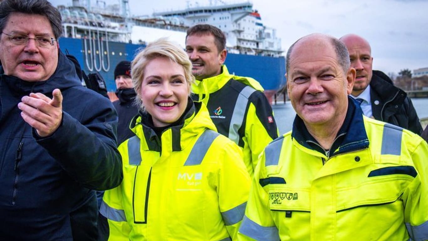 MV-Wirtschaftsminister Reinhard Meyer (v.l.), Ministerpräsidentin Manuela Schwesig und Bundeskanzler Olaf Scholz in Lubmin: Der LNG-Terminal in Lubmin nimmt den Betrieb auf.