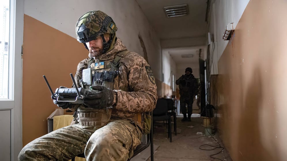 Ein ukrainischer Drohnenlenker: Der Soldat ist in der umkämpften Stadt Bachmut im Einsatz.