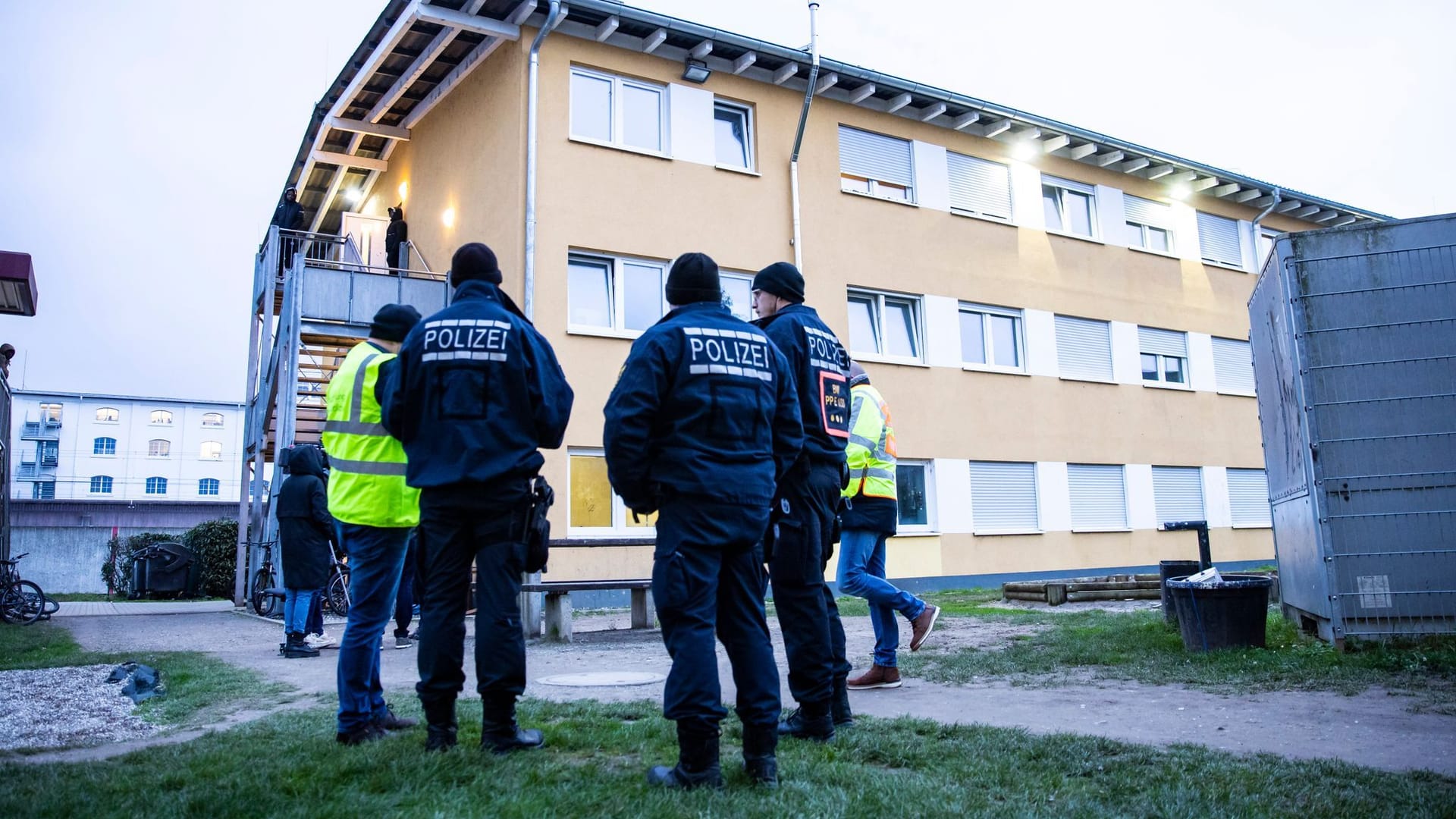 Polizisten stehen vor einem Gebäude, welches durchsucht wurde: Rund 150 Beamte waren im Einsatz. Polizisten stehen vor einem Gebäude, welches durchsucht wurde: Rund 150 Beamte waren im Einsatz.