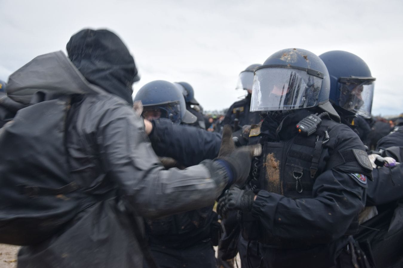 Die Großdemo bei Lützerath: Am Kohledorf kam es zwischen Polizisten und Demonstranten zu Auseinandersetzungen.