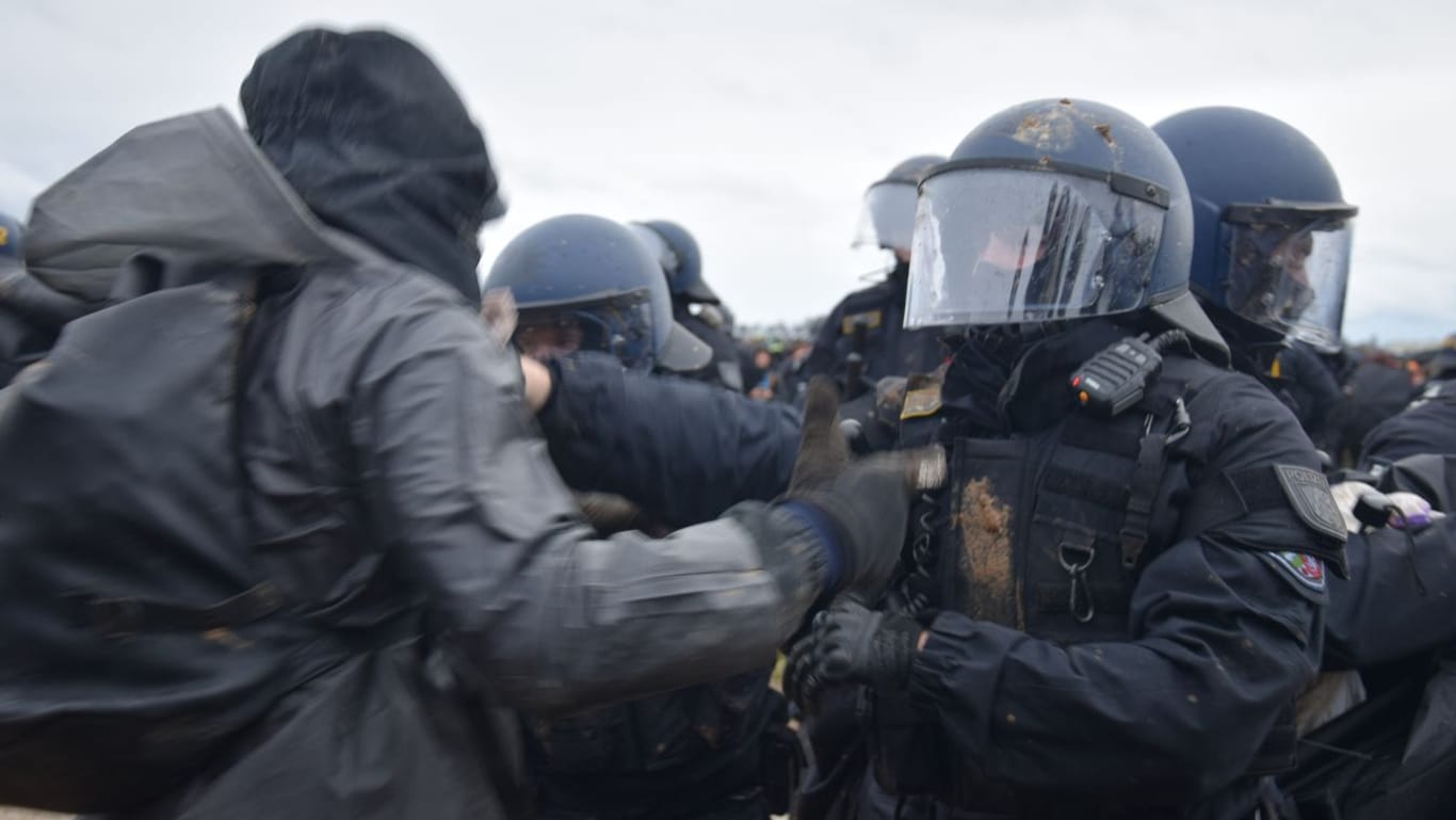 Die Großdemo bei Lützerath: Am Kohledorf kam es zwischen Polizisten und Demonstranten zu Auseinandersetzungen.