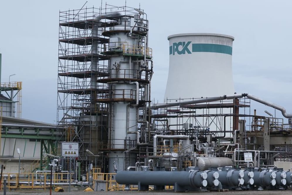 Turm mit dem PCK-Logo auf dem Gelände der PCK-Raffinerie: Im Rahmen der Sanktionen gegen Russland gilt auch ein Verbot für den Erwerb, die Einfuhr oder die Weiterleitung von Rohöl in die EU.