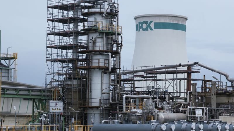 Turm mit dem PCK-Logo auf dem Gelände der PCK-Raffinerie: Im Rahmen der Sanktionen gegen Russland gilt auch ein Verbot für den Erwerb, die Einfuhr oder die Weiterleitung von Rohöl in die EU.