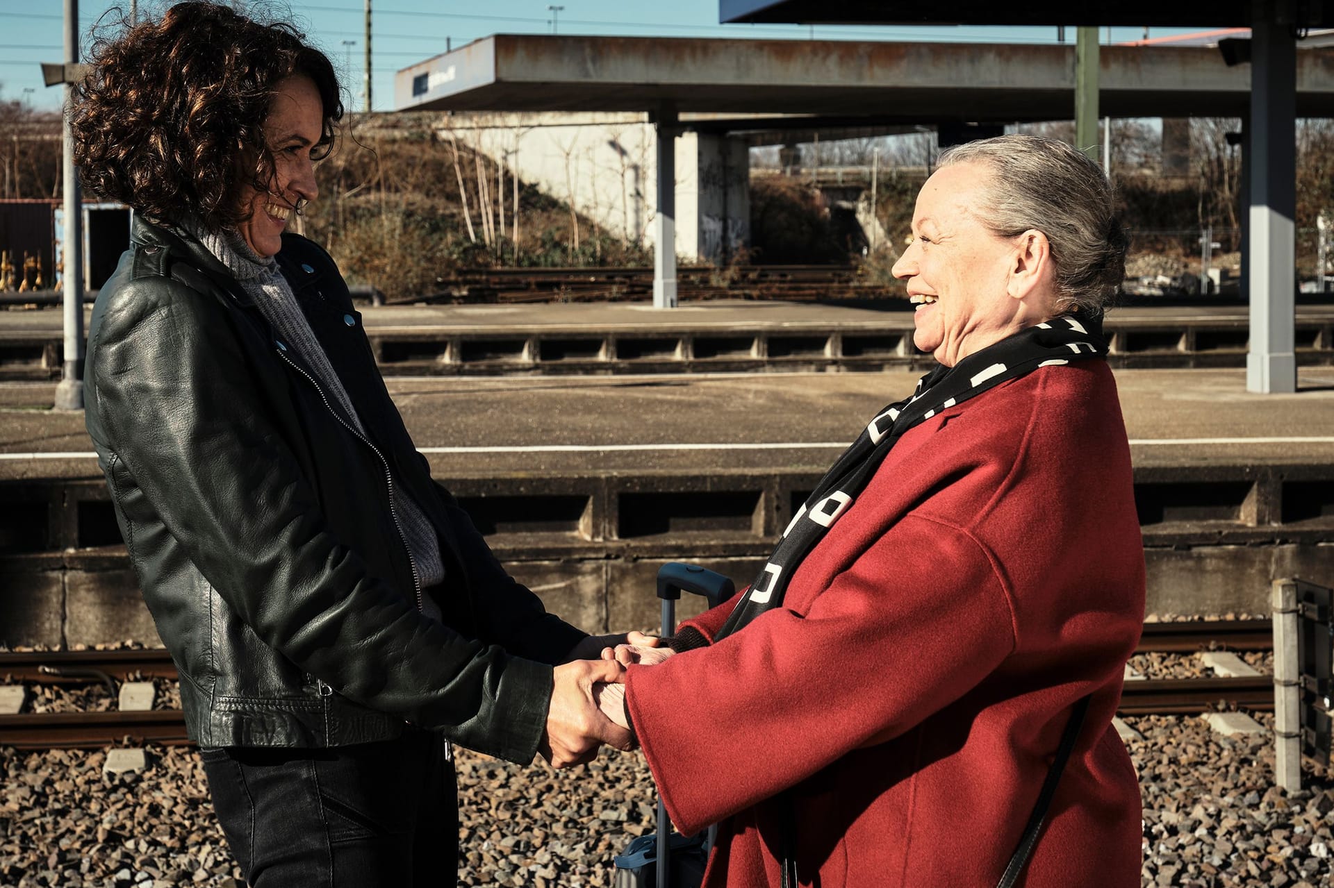 "Tatort: Lenas Tante": Lena Odenthal (Ulrike Folkerts) begrüßt ihre Tante Niki (Ursula Werner) in Ludwigshafen.