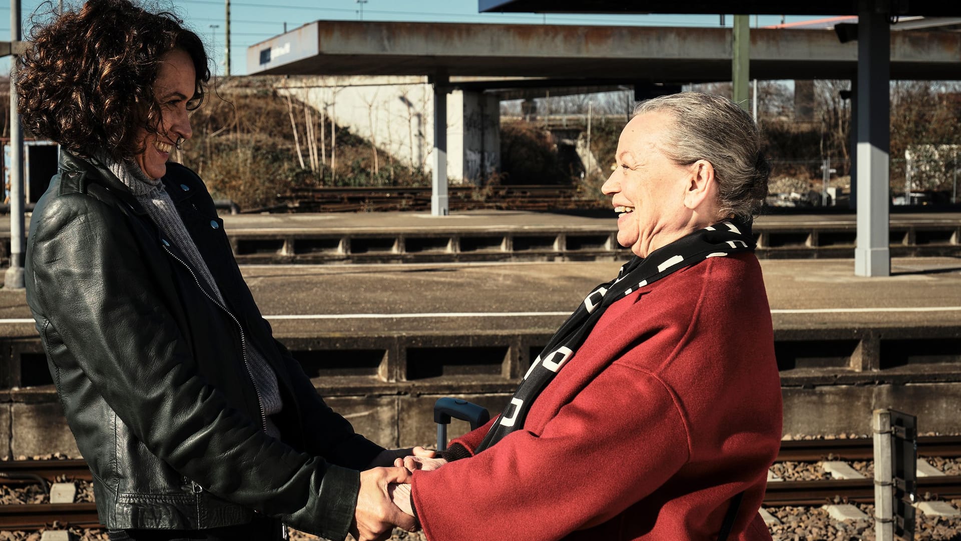 "Tatort: Lenas Tante": Lena Odenthal (Ulrike Folkerts) begrüßt ihre Tante Niki (Ursula Werner) in Ludwigshafen.