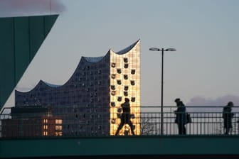 Die Sonne spiegelt sich in der Glasfassade der Elbphilharmonie (Archivbild): KΓΌnftig wird das Wahrzeichen auf der 2-Euro-MΓΌnze zu sehen sein. Die Sonne spiegelt sich in der Glasfassade der Elbphilharmonie (Archivbild): KΓΌnftig wird das Wahrzeichen auf der 2-Euro-MΓΌnze zu sehen sein.