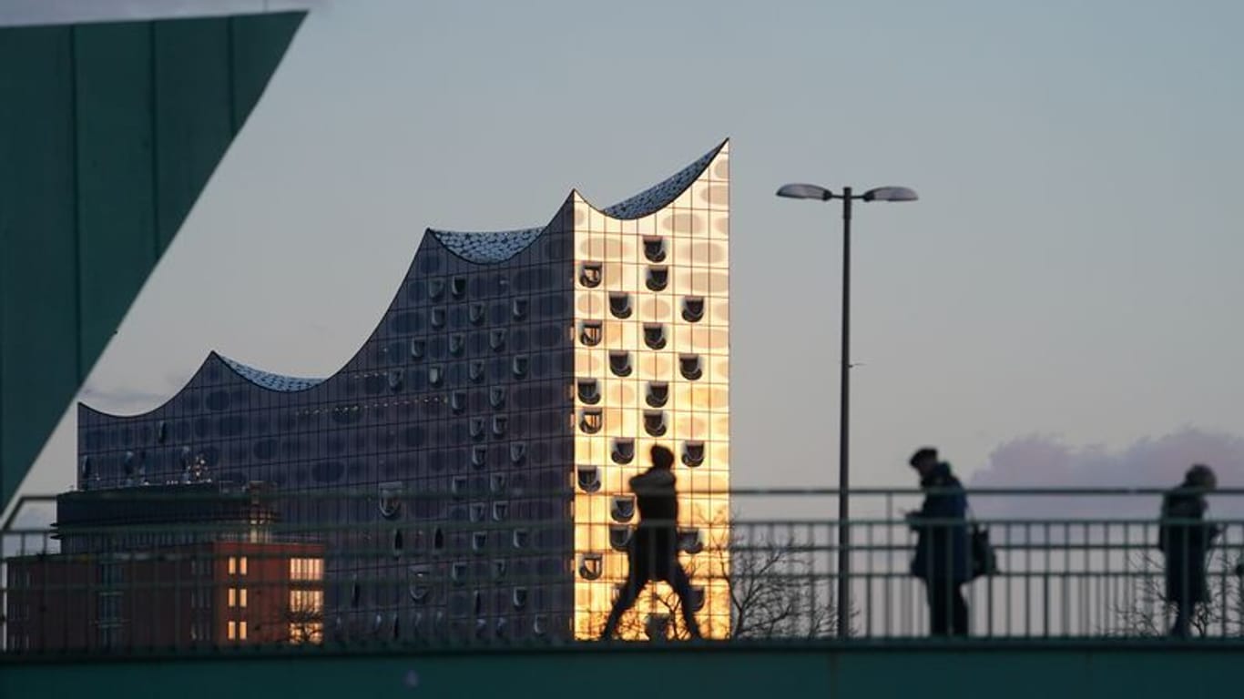 Die Sonne spiegelt sich in der Glasfassade der Elbphilharmonie (Archivbild): Künftig wird das Wahrzeichen auf der 2-Euro-Münze zu sehen sein.