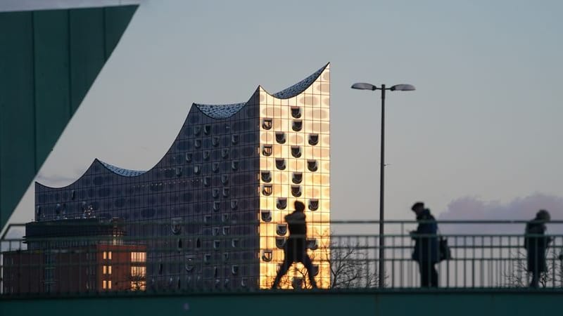 Die Sonne spiegelt sich in der Glasfassade der Elbphilharmonie (Archivbild): Künftig wird das Wahrzeichen auf der 2-Euro-Münze zu sehen sein. Die Sonne spiegelt sich in der Glasfassade der Elbphilharmonie (Archivbild): Künftig wird das Wahrzeichen auf der 2-Euro-Münze zu sehen sein.
