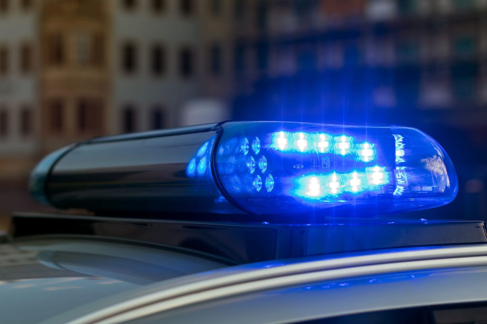Das Blaulicht auf einem Fahrzeug der Polizei (Symbolbild): Im Wedding ist ein Mann von einem Auto angefahren worden.