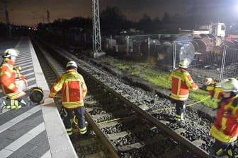 Am Bahnhof Meckelfeld ist ein Mann von einem Güterzug erfasst worden.