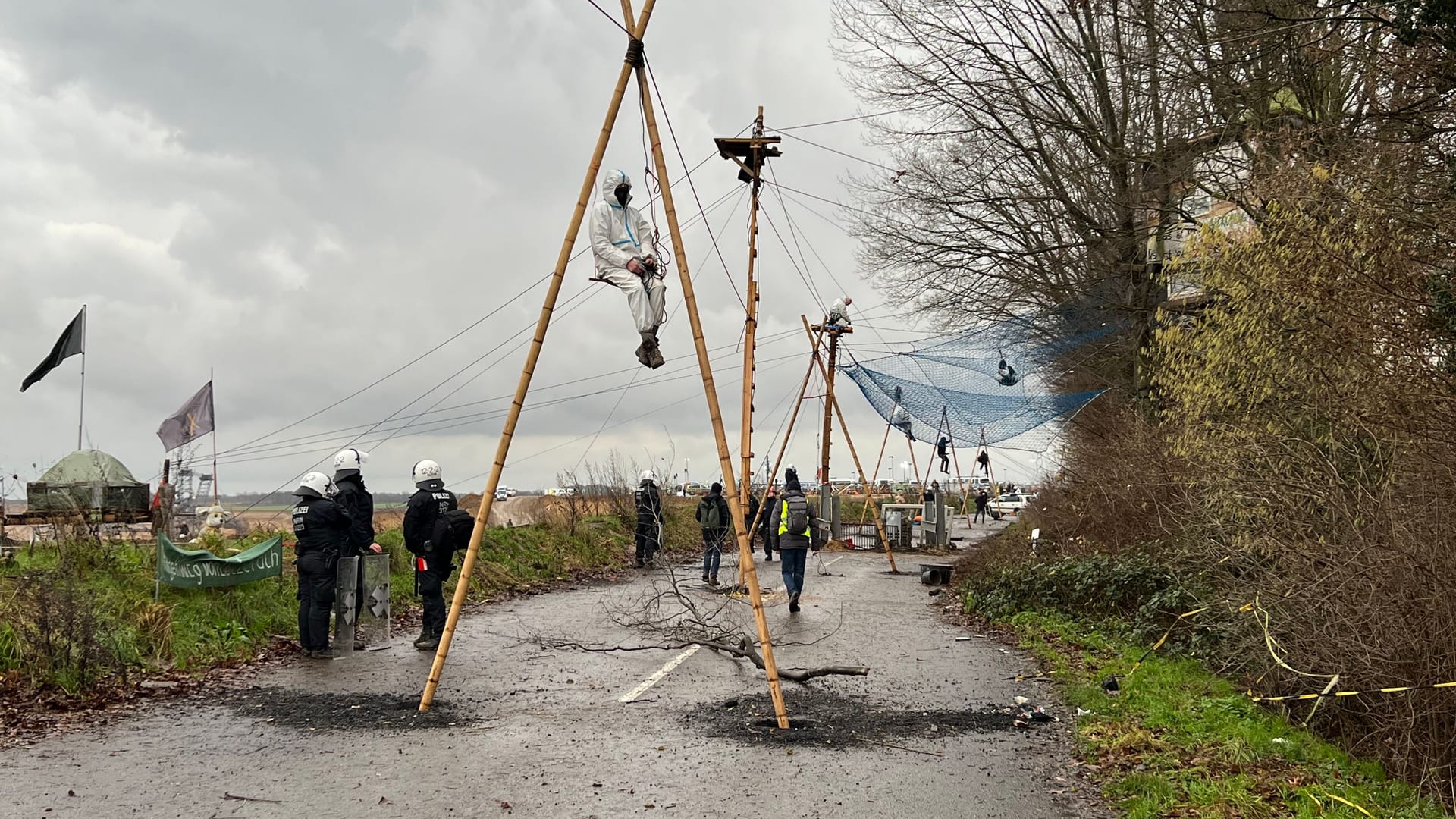 Auf der ehemaligen Landesstraße 277 haben Aktivisten Hindernisse aufgebaut, um die Räumung zu verlangsamen.