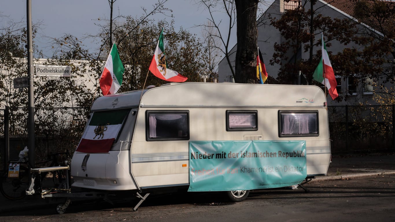 Mahnwache vor der iranischen Botschaft in Berlin (Archivbild): Vielleicht müssen sich die Veranstalter bald einen neuen Demonstrationsort suchen.
