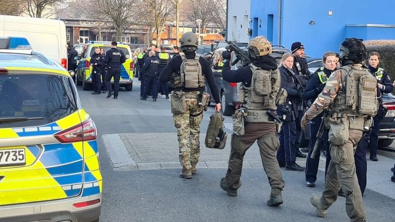 Spezialkräfte an der Schule: Erst am Mittwoch war die Polizei dort gewesen.