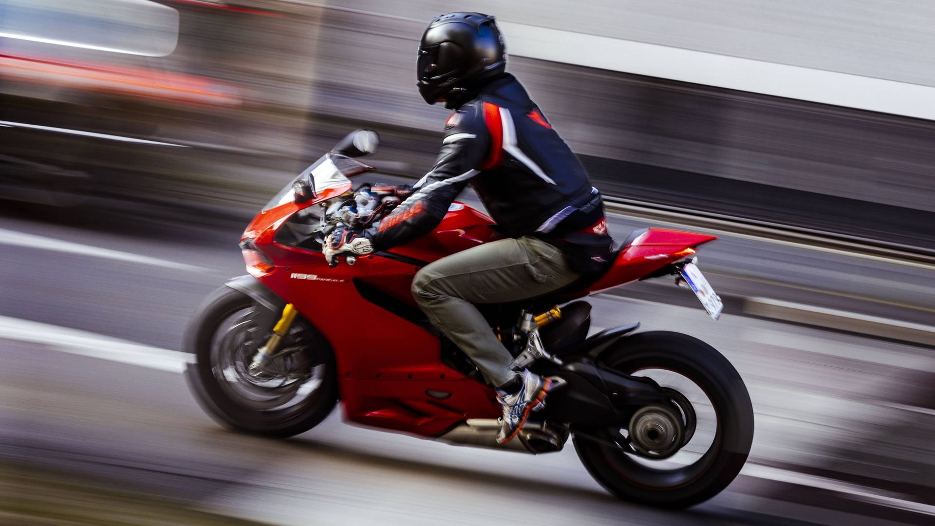Ein Motorradfahrer fährt eine Straße entlang (Symbolfoto): Der Fahrer entkam unerkannt. Ein Motorradfahrer fährt eine Straße entlang (Symbolfoto): Der Fahrer entkam unerkannt.