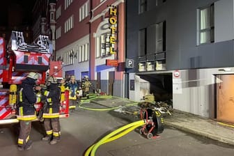 Containerbrand in Essen: Die Freiwillige Feuerwehr Essen-Mitte musste wegen erhöhter Alarmbereitschaft aushelfen.