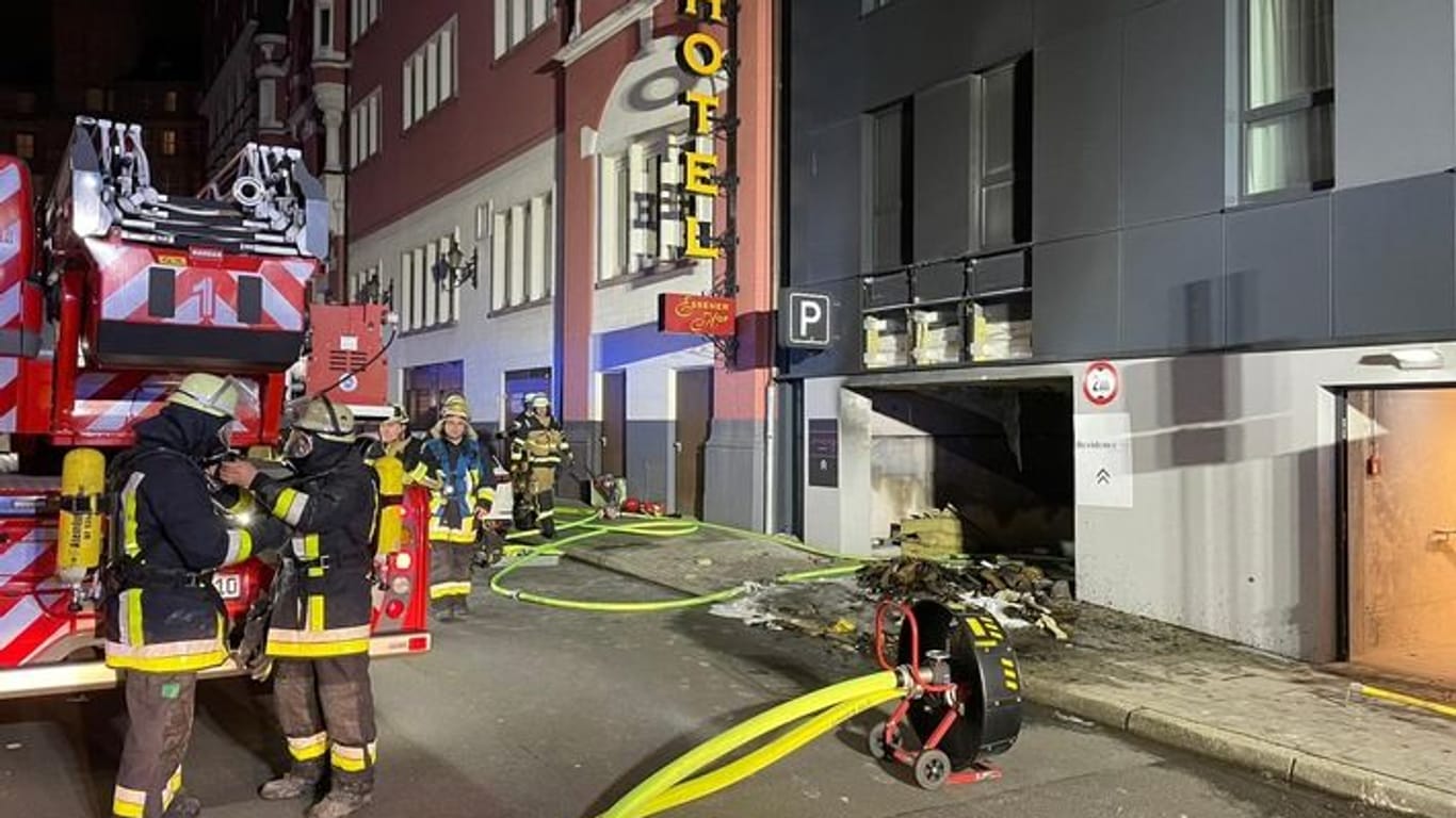 Containerbrand in Essen: Die Freiwillige Feuerwehr Essen-Mitte musste wegen erhöhter Alarmbereitschaft aushelfen.