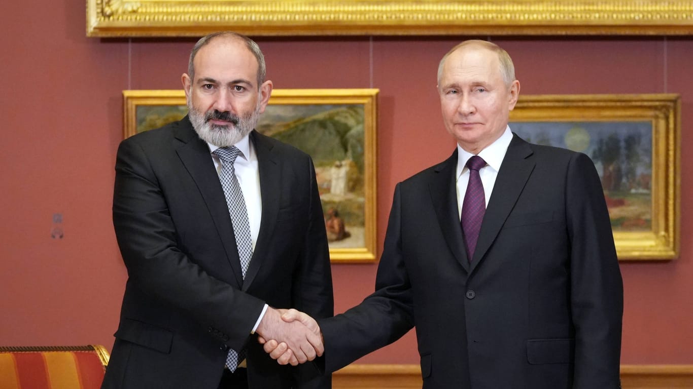 Wladimir Putin und Armeniens Präsident Nikol Paschinjan (Archivbild).