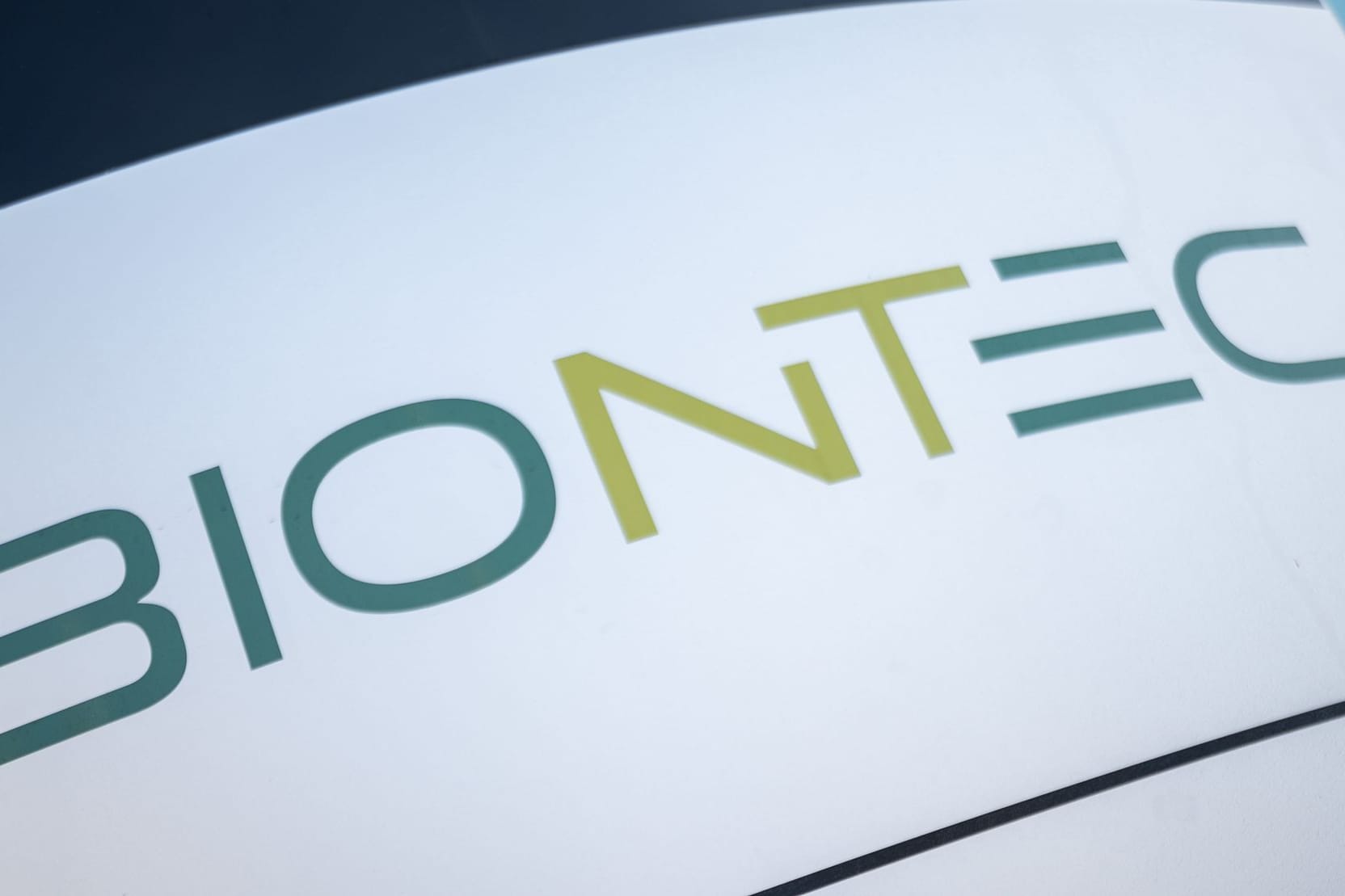 Das Biontech-Logo auf einem Schild (Archivbild): Das Pharmaunternehmen will ein auf künstliche Intelligenz spezialisiertes britisches Start-up übernehmen. Das Biontech-Logo auf einem Schild (Archivbild): Das Pharmaunternehmen will ein auf künstliche Intelligenz spezialisiertes britisches Start-up übernehmen.