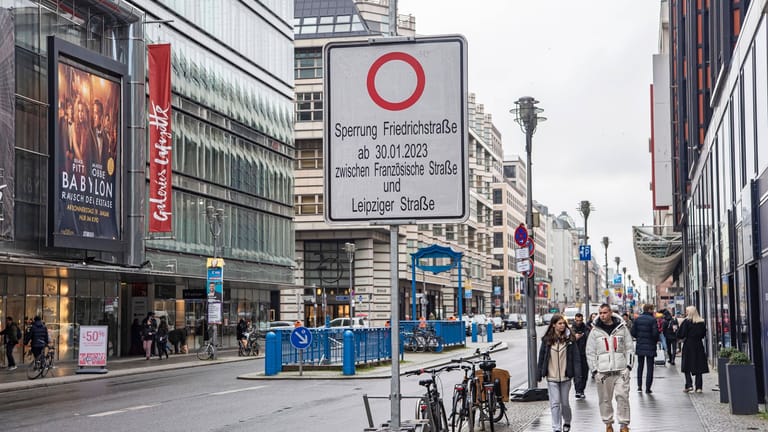 Verkehrsschild in der Friedrichstraße für kommende Neuerungen: Ab Montag soll ein etwa 500 Meter langer Abschnitt zur Fußgängerzone werden.