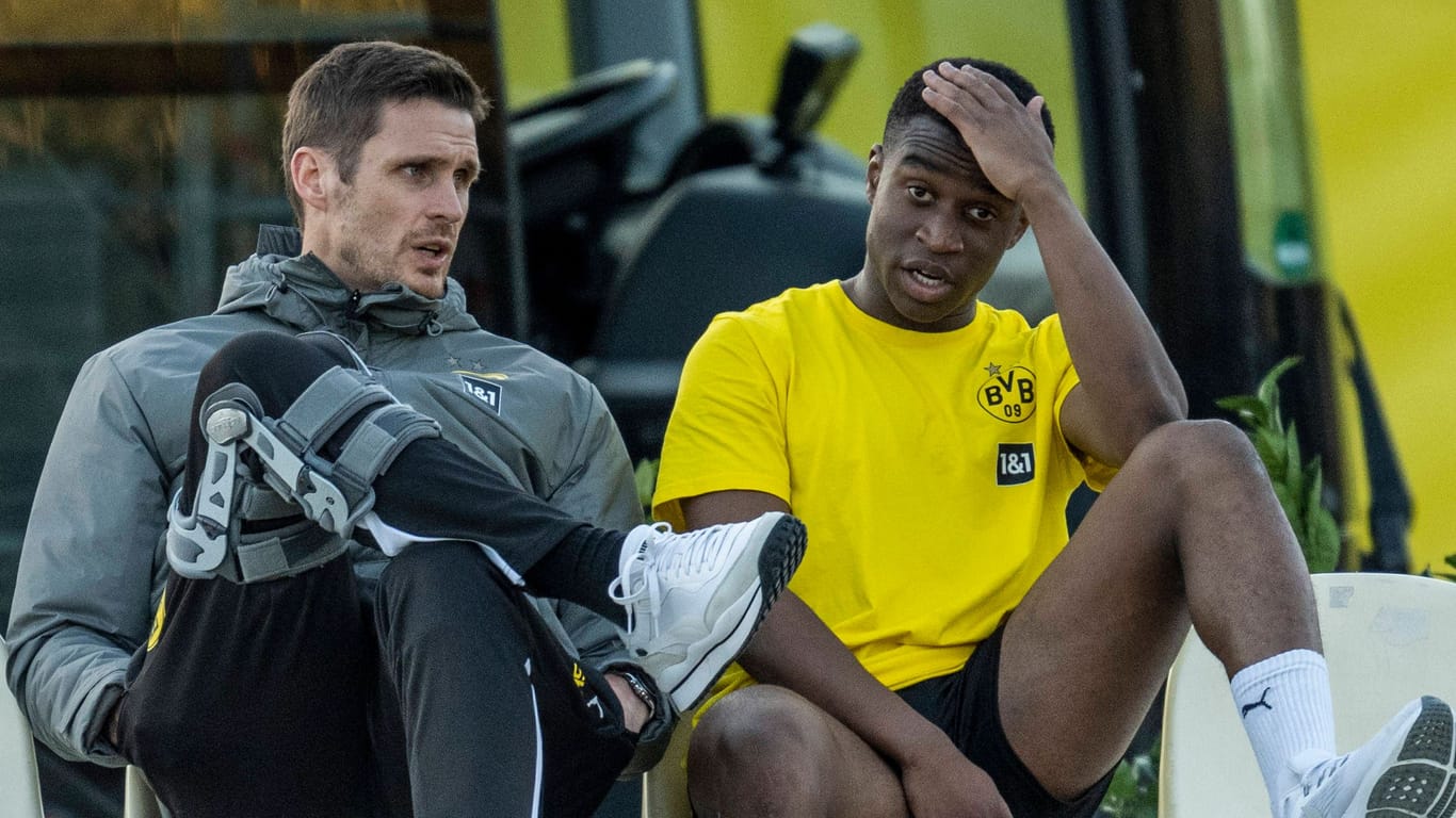 Dortmunds Sportdirektor Sebastian Kehl und Youssoufa Moukoko: Der Stürmer bleibt offenbar beim BVB.