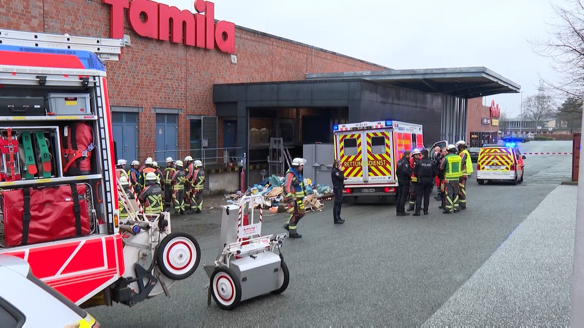 Einsatzkräfte vor dem "Famila"-Supermarkt: In dem Fall ist noch einiges unklar.