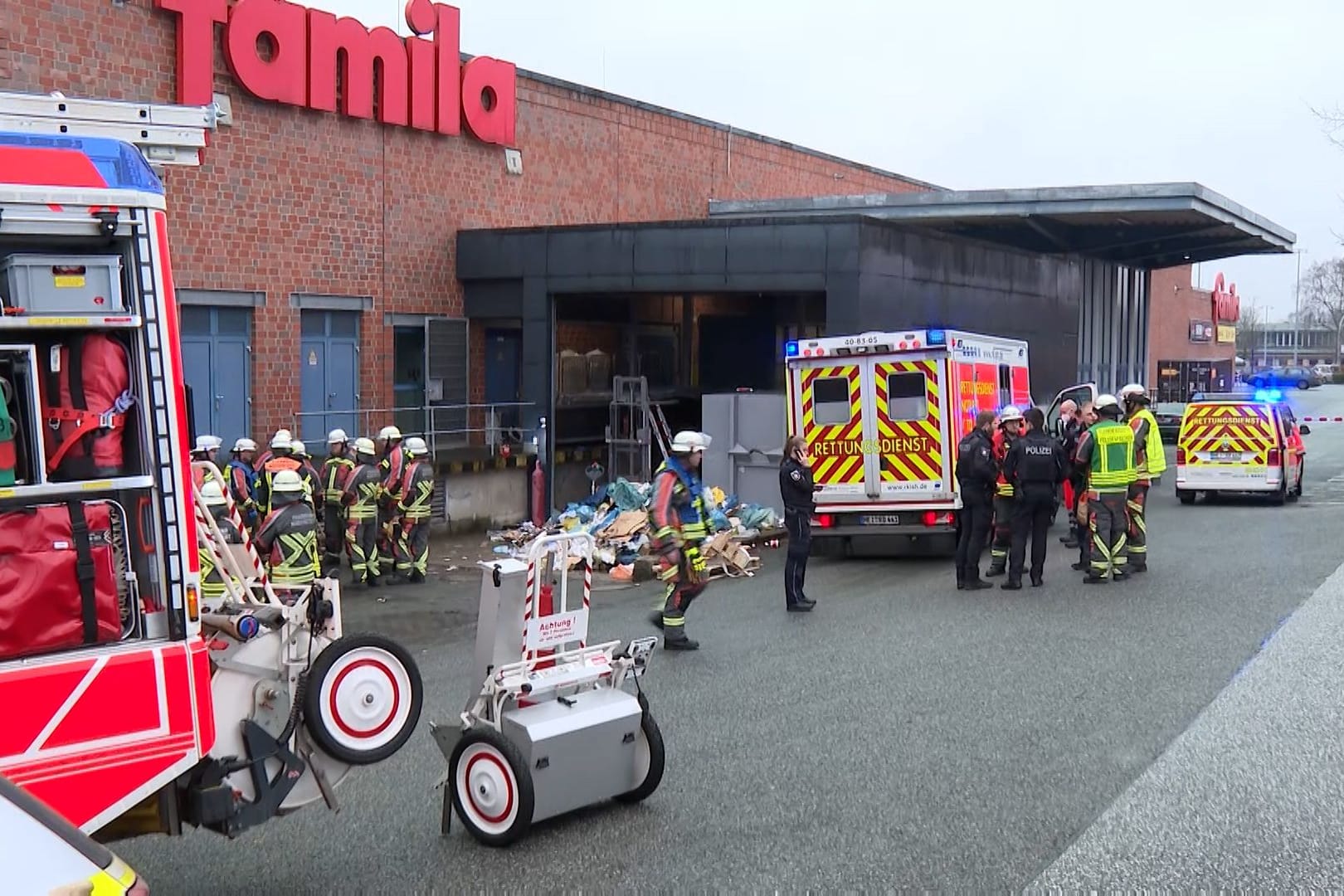 Einsatzkräfte vor dem "Famila"-Supermarkt: In dem Fall ist noch einiges unklar.